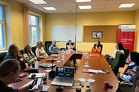 Konferenztisch mit Menschen