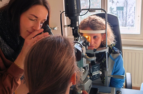 Drei Frauen arbeiten mit Geräten der Augenklinik 