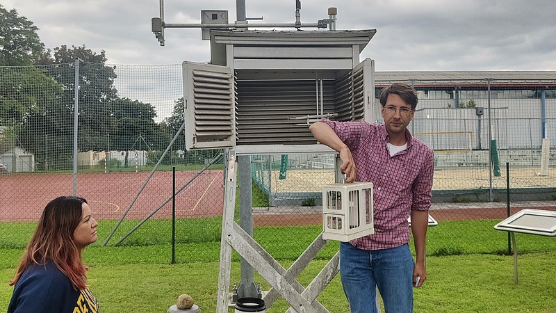 Stefan Gritsch mit Wetterstation