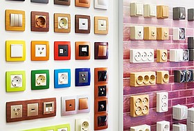 verschiedene Steckdosen in verschiedenen Farben an Wand 