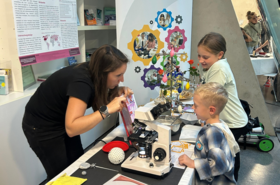Frau beinm Experiment vor Kindern
