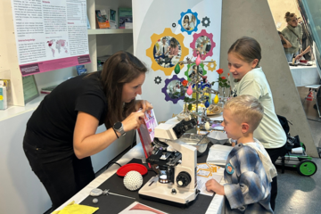 Frau beinm Experiment vor Kindern