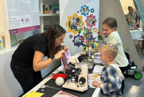 Frau beinm Experiment vor Kindern