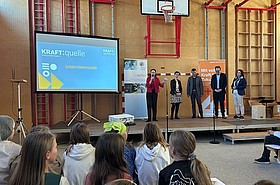 Menschen auf Bühne