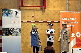Kinder auf Bühne im Kostüm