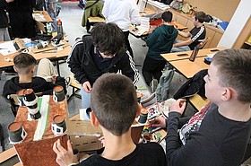 Schüler*innen beim Brückenbauen